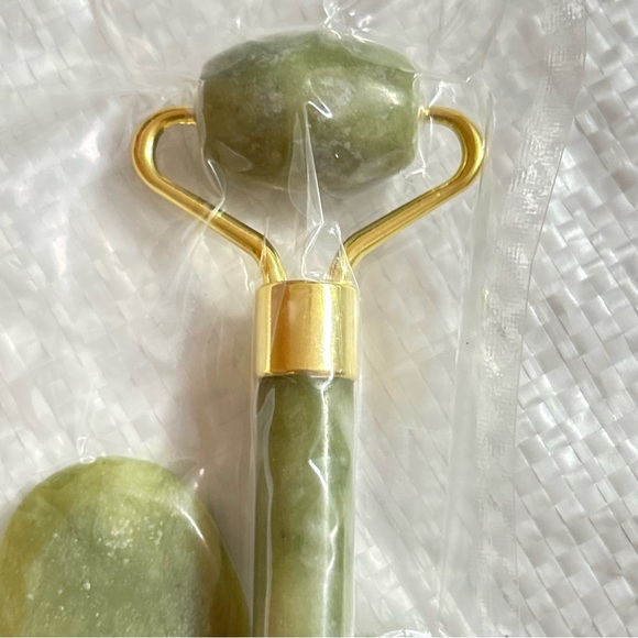 Gua Sha Facial Tool & Jade Roller, Face Roller for Wrinkles and Lifting 2 Pieces - Picture 5 of 5